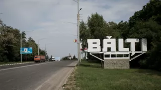 Pericol public la Bălți: Un gol de peste 40 de metri cubi s-a format sub o stradă