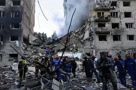 /ВИДЕО/ Российские войска ударили по Киеву. Погибли по меньшей мере 14 человек, разрушен подъезд жилого дома 